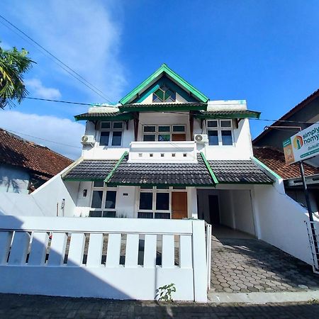 Homestay Jogja Dekat Gembiraloka By Simply Homy Yogyakarta Exterior foto